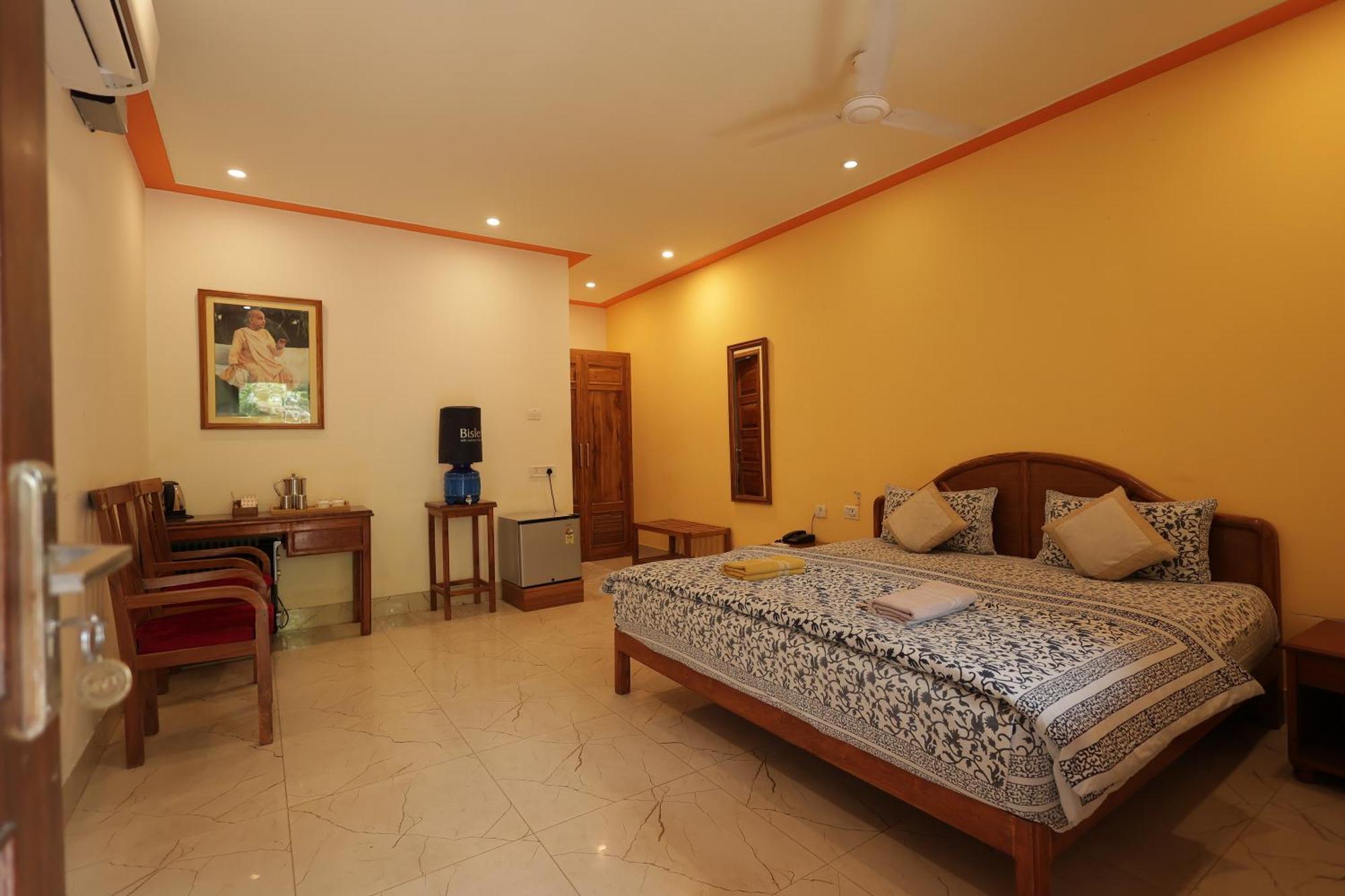 Mvt Guesthouse & Restaurant Vrindāvan 외부 사진